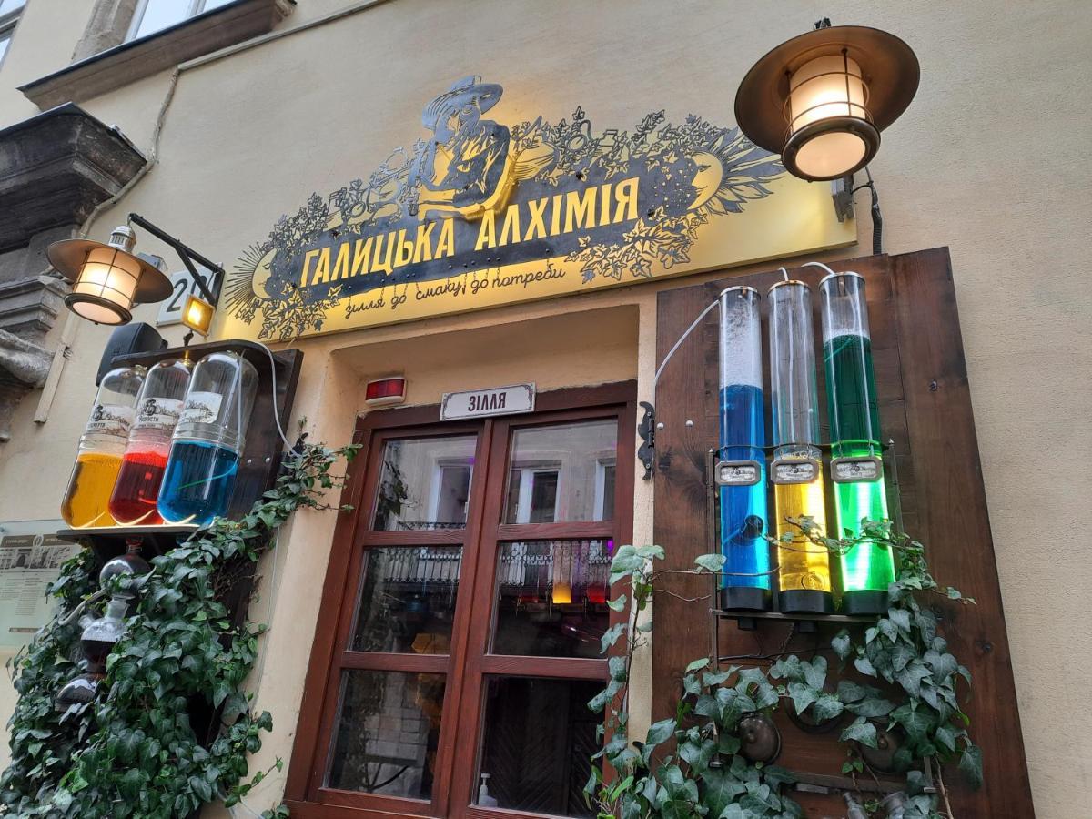 Midnight Cats' Apartment In Rynok Square Світло Є Завжди! Λβιβ Εξωτερικό φωτογραφία